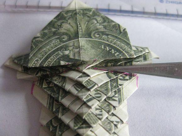 美元鲤鱼折纸实拍教程 纸币折纸教程6--三米网创意手工乐趣生活