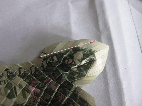 美元鲤鱼折纸实拍教程 纸币折纸教程10--三米网创意手工乐趣
