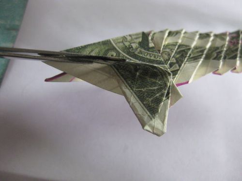 美元鲤鱼折纸实拍教程 纸币折纸教程7--三米网创意手工乐趣生活