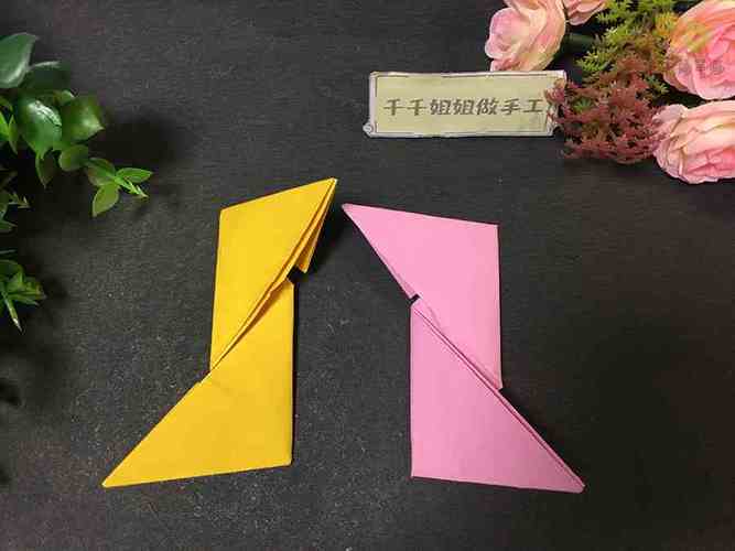 -回旋镖折纸教程折纸简笔画 第四步将两张纸的两个角折叠第三步