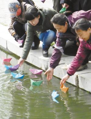 邯郸市民手折纸船河祭亲人