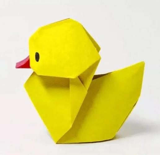 看呀这里有一只可爱的折纸小黄鸭